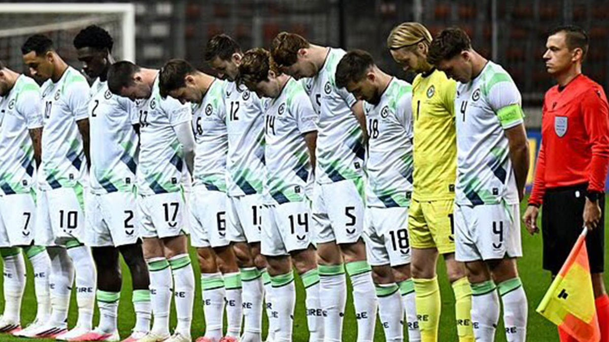 İrlandalı futbolcular, İsrail maçında başlarını öne eğdi