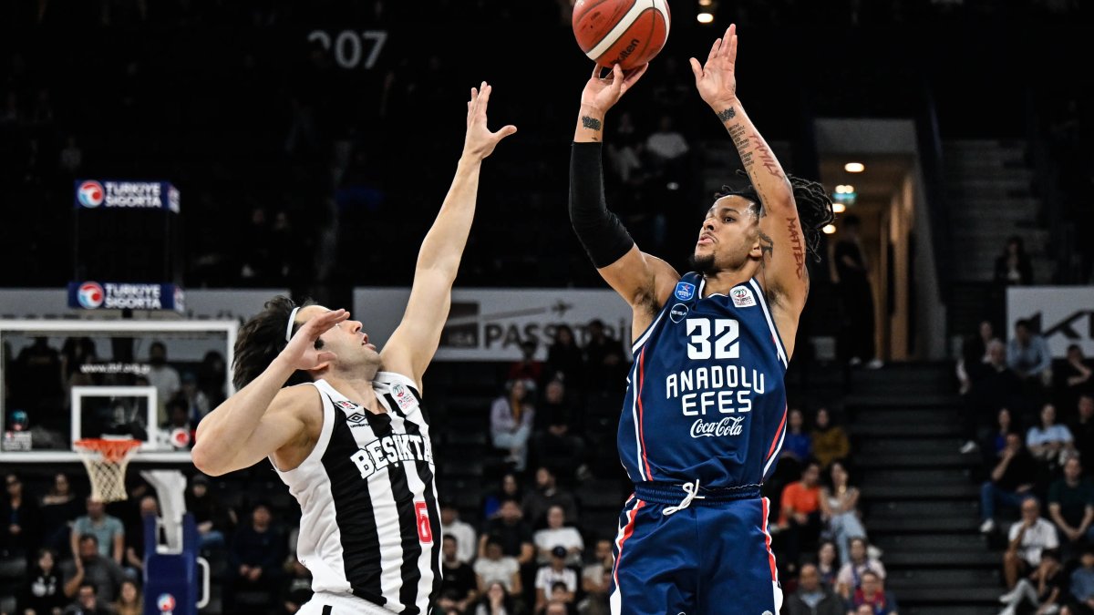 Anadolu Efes derbide fırsat vermedi