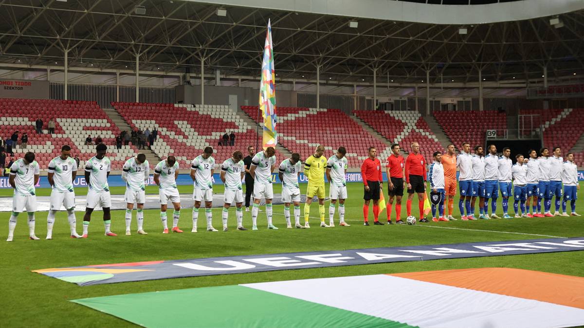 İrlandalı futbolculardan İsrail maçında protesto: Siyah bantla çıktılar, tokalaşmadılar