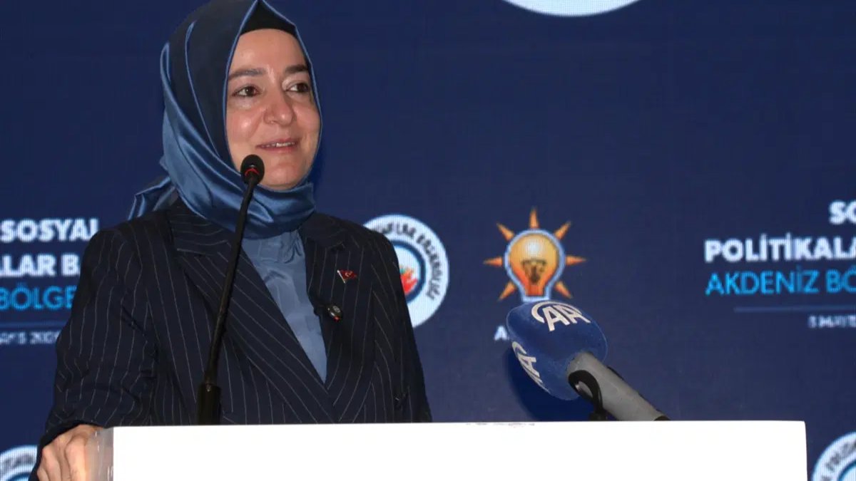 Fatma Betül Sayan Kaya'nın ailesi merak konusu oldu: Babası Ramazan Sayan ve kardeşlerinin dikkat çeken kariyeri
