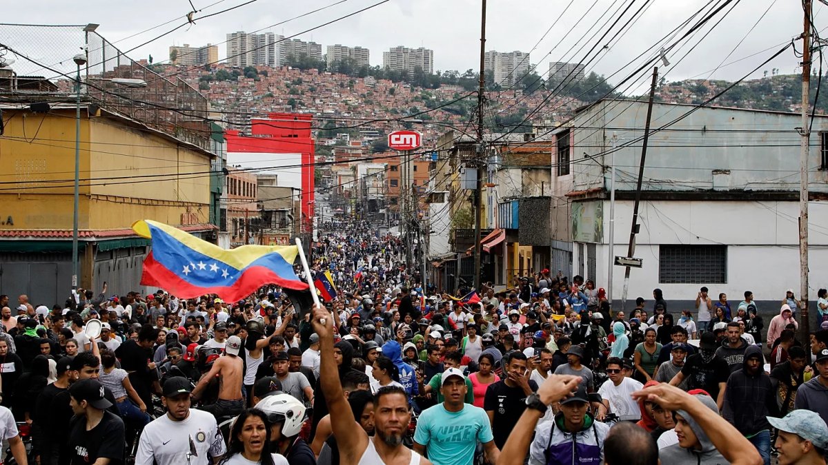 Venezuela’da yüzlerce kişi seçim talebiyle sokağa çıktı