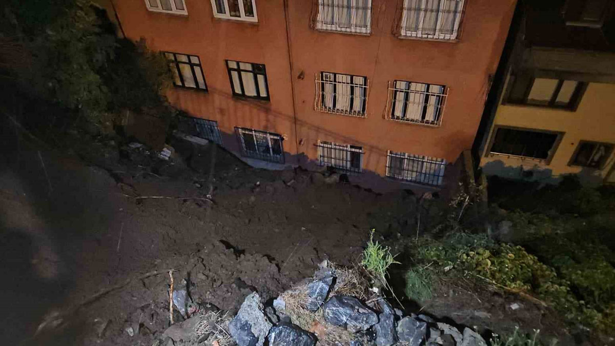 Eyüpsultan’da sağanak sonrası toprak kayması: 25 kişi tahliye edildi
