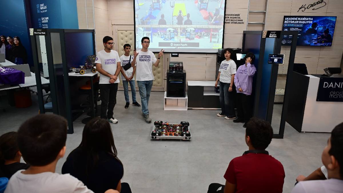 Akademi Manisa’da gençlere robotik ve mühendislik deneyimi