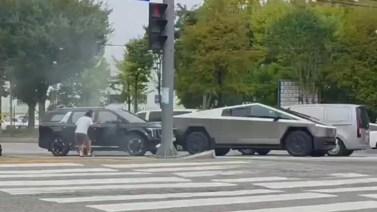 Film gibi kaza kamerada: Bilincini kaybeden sürücünün aracını Tesla Cybertruck durdurdu