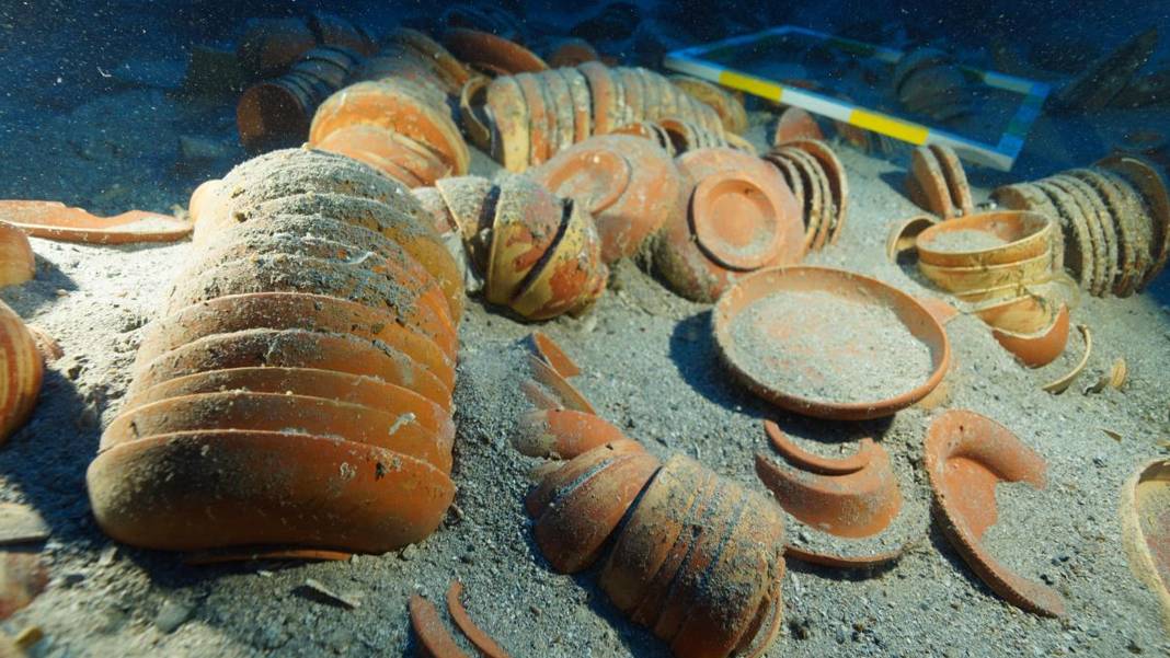 Akdeniz'in derinliklerinden 2 bin 100 yıllık sofra takımı çıkarıldı