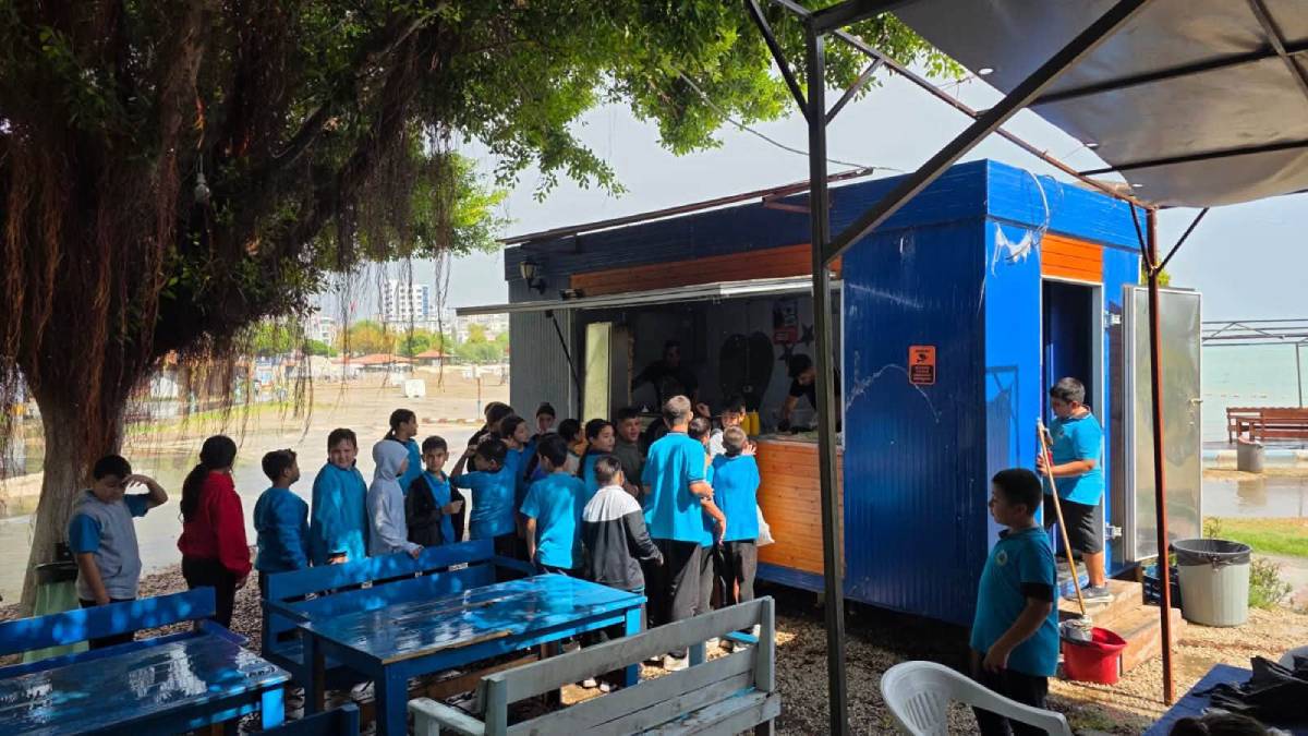 Yumurtalık Belediye Başkanı Erdinç Altıok, öğrencilere döner-ayran ikram etti