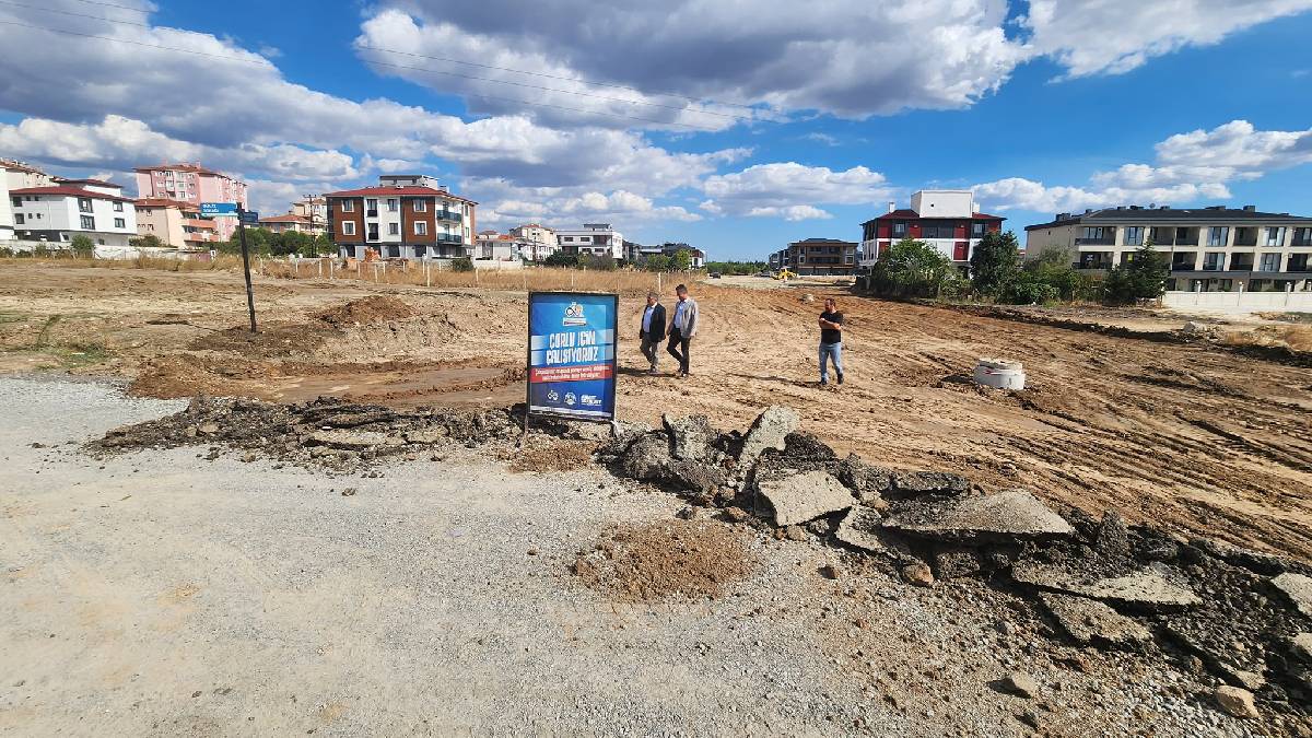 Çorlu`da yol yapım ve yenileme çalışmaları devam ediyor