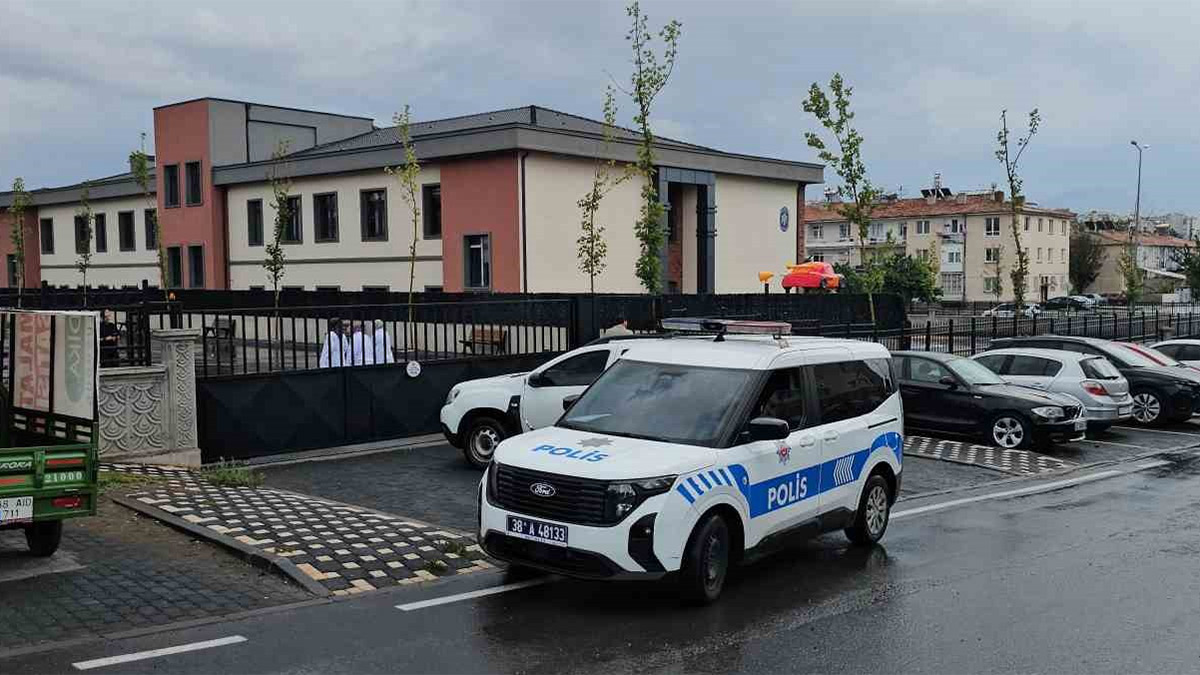 Okul önünde oyuncak silahlı şahıs paniği: Polis ekipleri devreye girdi
