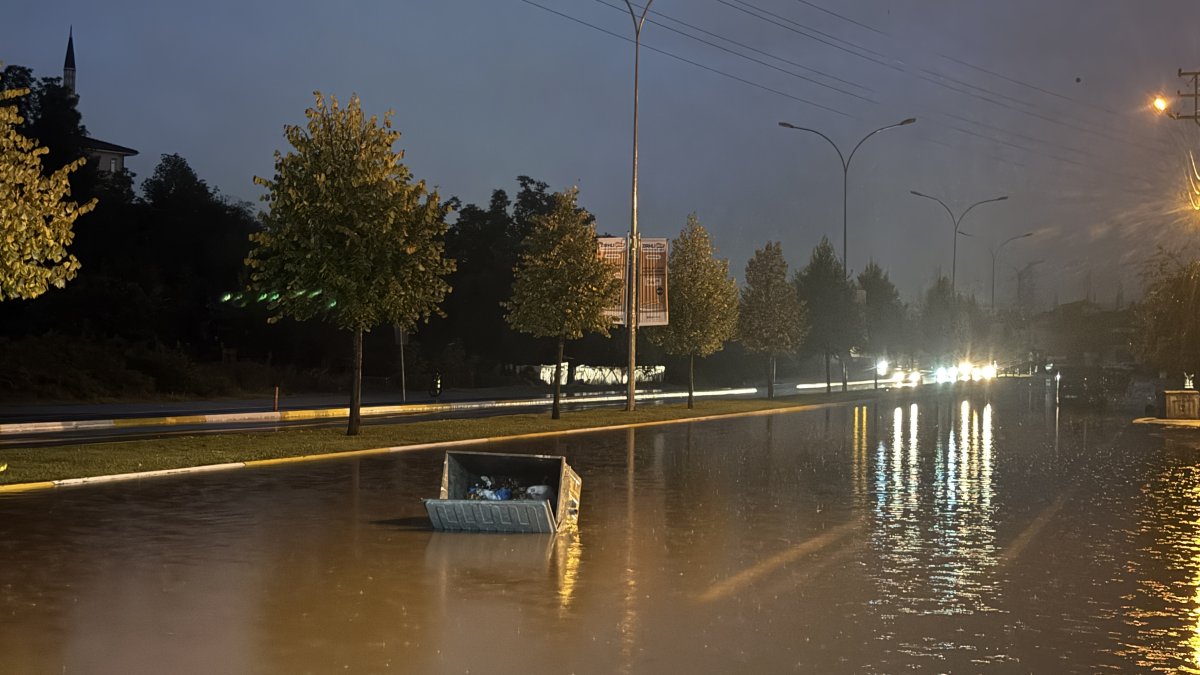 Sakarya'da sağanak hayatı felç etti: Metrekareye 100 kilogram yağış