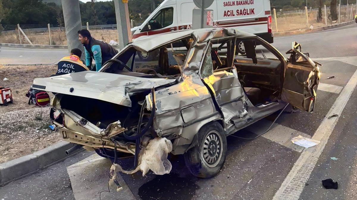 Çanakkale'de otobüs ile otomobil çarpıştı: 2 ölü