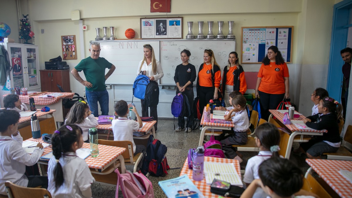 Güzelbahçe Belediyesi’nden 1100 öğrenciye kırtasiye desteği