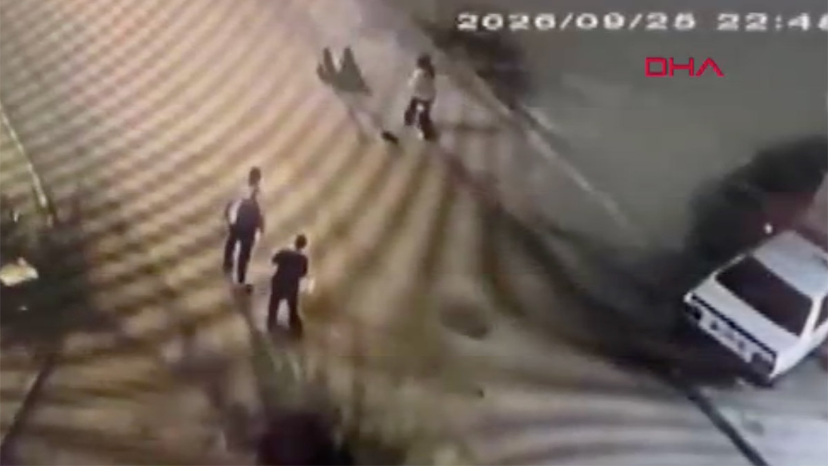 Başakşehir’de motosiklet dehşeti kamerada: Kızıyla yürüyen adama çarpıp kaçtı