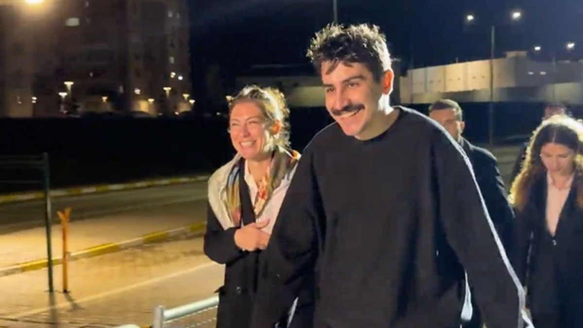 Deniz Göktaş tahliye sonrası Kadıköy’deki sahnesinde