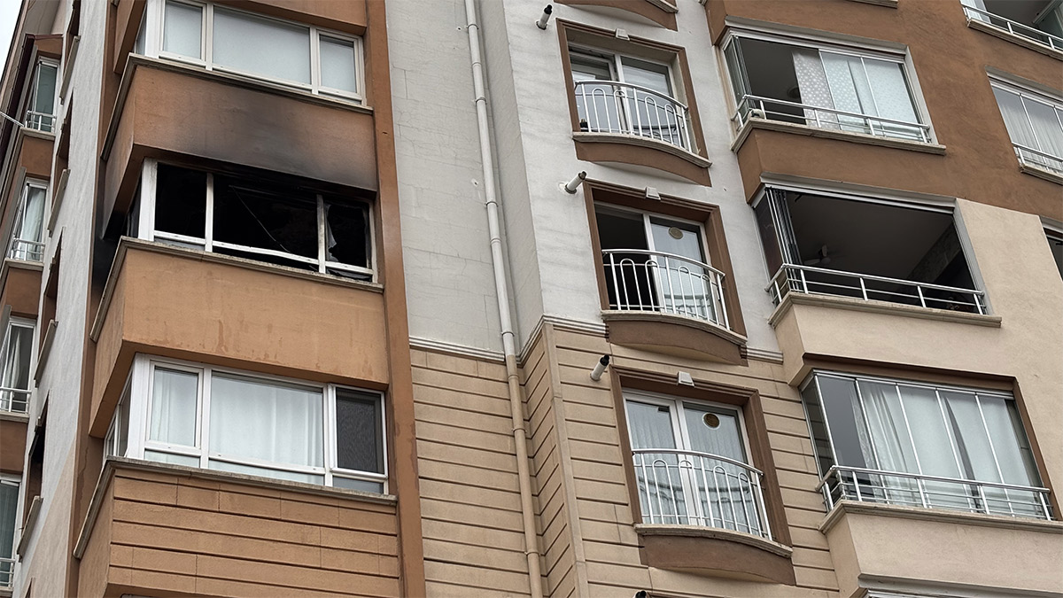 Ankara'da korkutan olay! Apartman dairesinde çıkan yangında anne ve oğlu mahsur kaldı