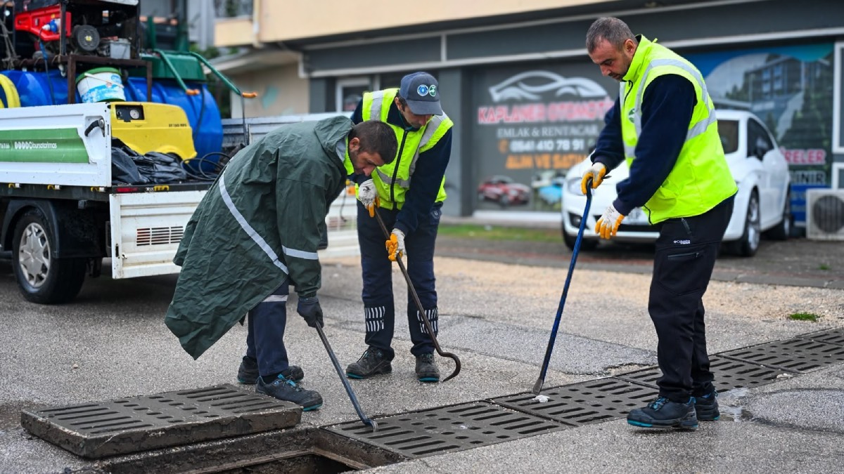 Bursa’da yoğun yağışa karşı ekipler sahada