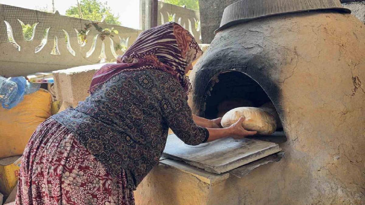 64 yaşındaki Güllü teyze Kırklareli lezzetini yaşatıyor! 1.5 saat taş fırında pişiyor, sofralara ulaşıyor
