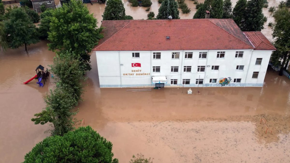 Sakarya'da sağanak sel: 4 ilçe 18 okulda eğitime ara