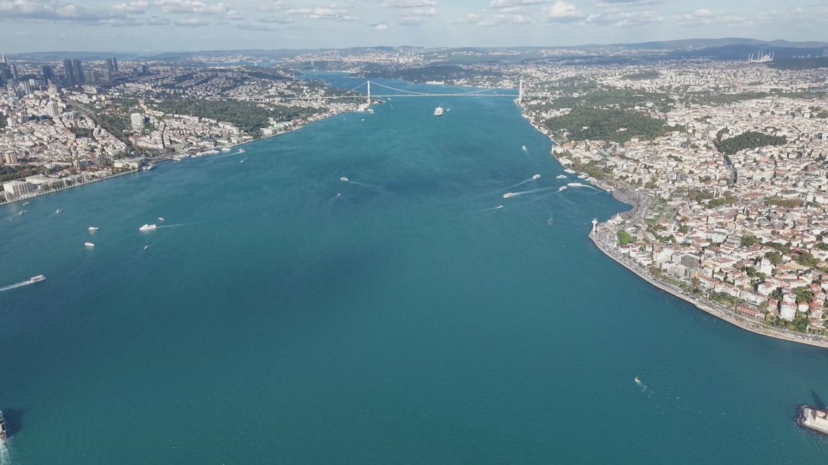 İstanbul Boğazı yağışın ardından turkuaz renge büründü