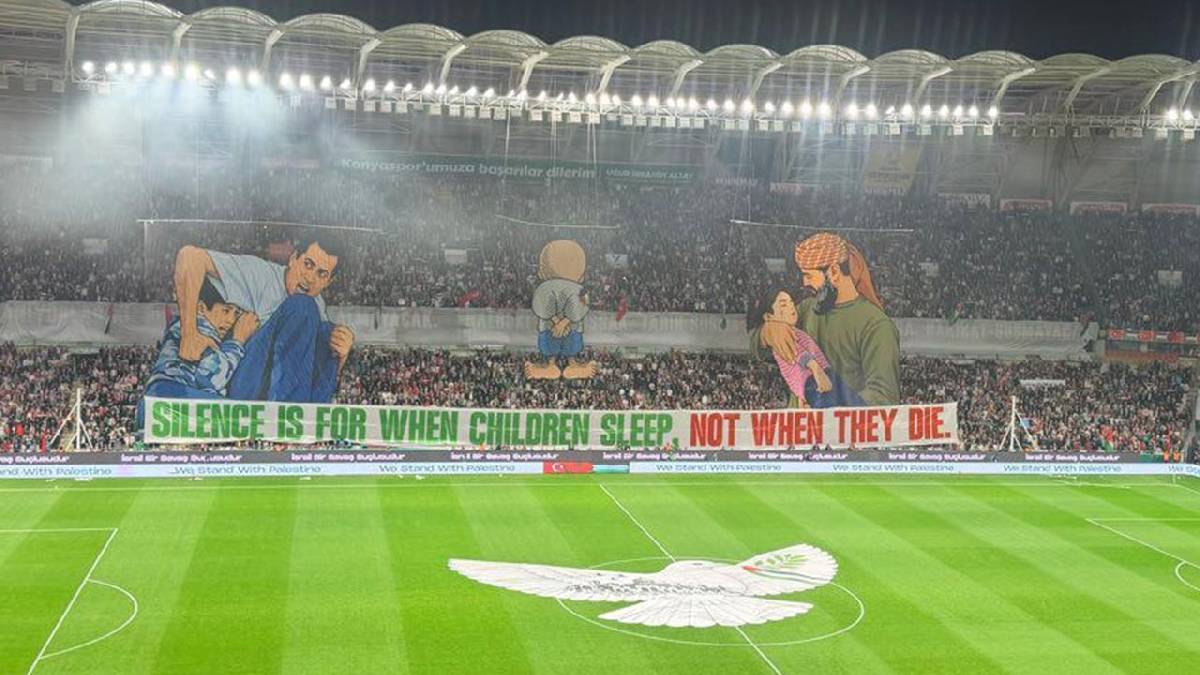 Konyaspor-Filistin maçında anlamlı koreografi: Çocuklar uyurken sessiz olunur, ölürken değil