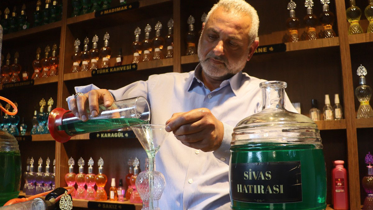Eşinin bir cümlesiyle harekete geçti! 35 yıllık usta Sivas Kalesi'nin havasını kolonyaya dönüştürdü