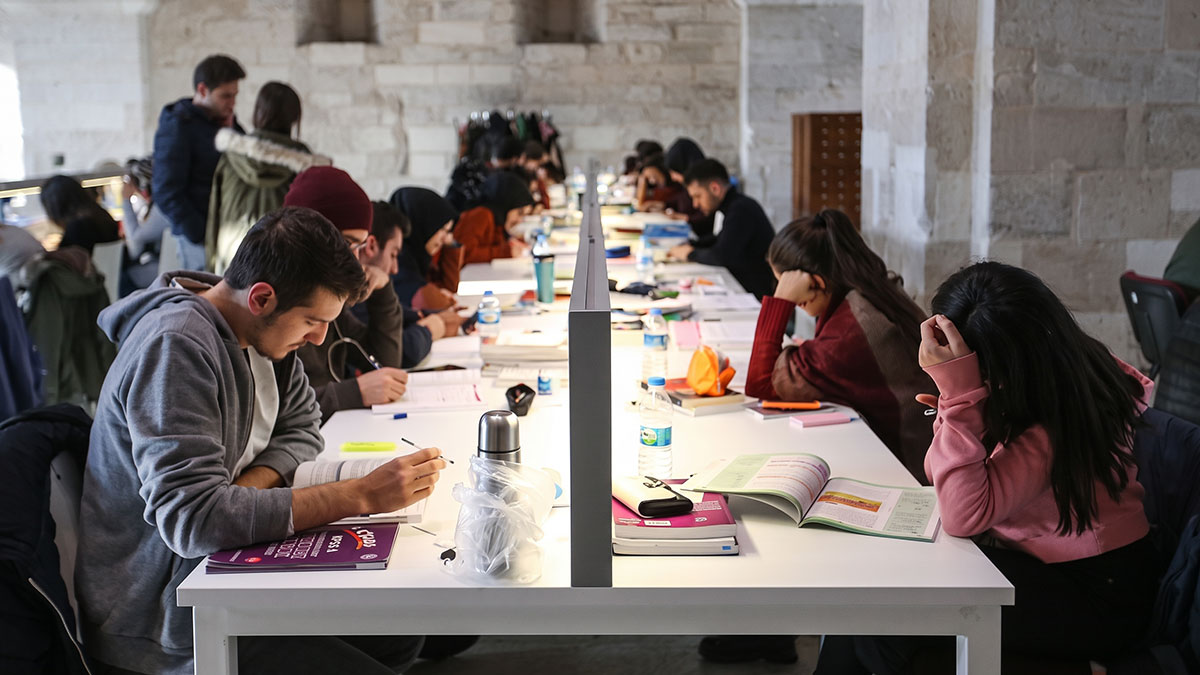 Öğrencilerin cebi rahatlayacak: 500 şanslı gence her ay 13 bin 750 TL ödeme