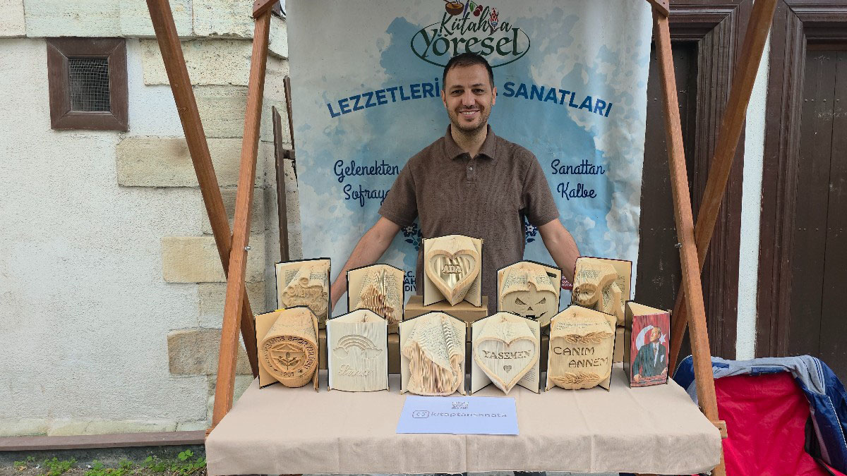 Hurda kitaplar sanat eserine dönüşüyor! Maden mühendisi sayfaları katlayarak hayat veriyor
