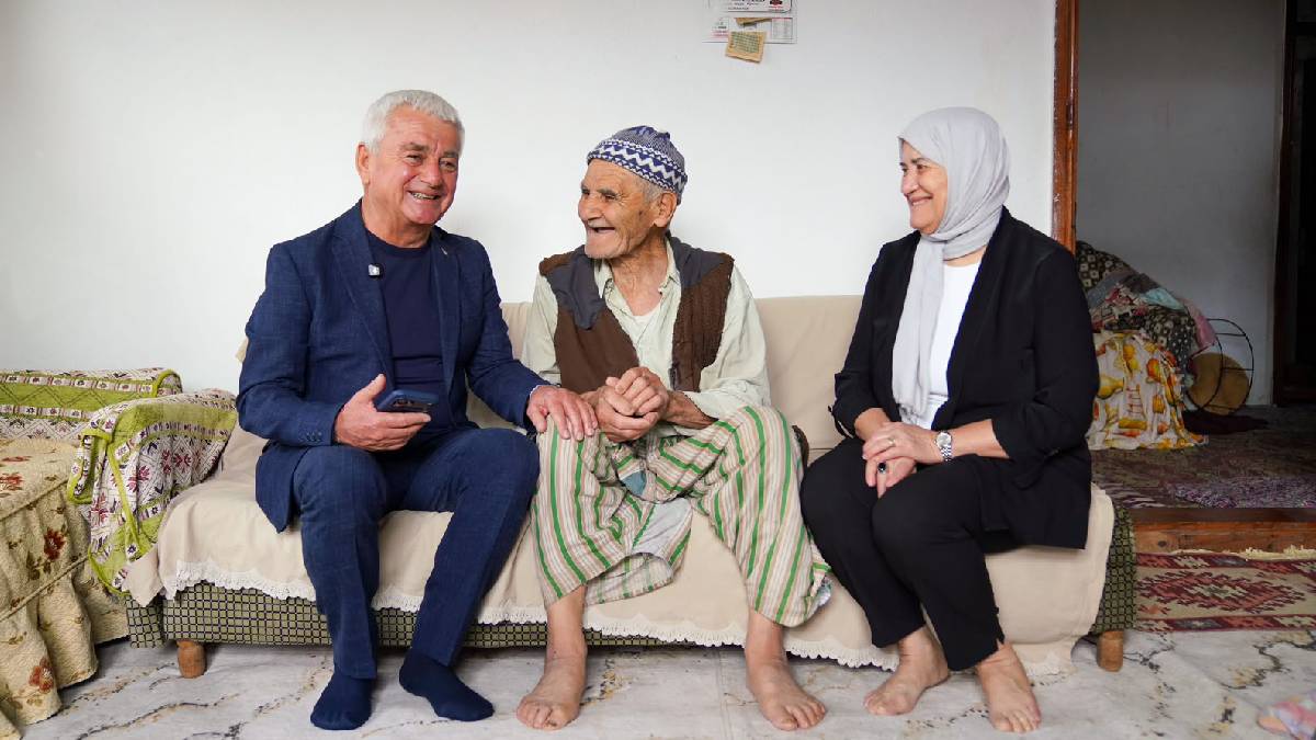 Başkan Geyikçi, Dünya Yaşlılar Günü’nde büyükleri ziyaret etti
