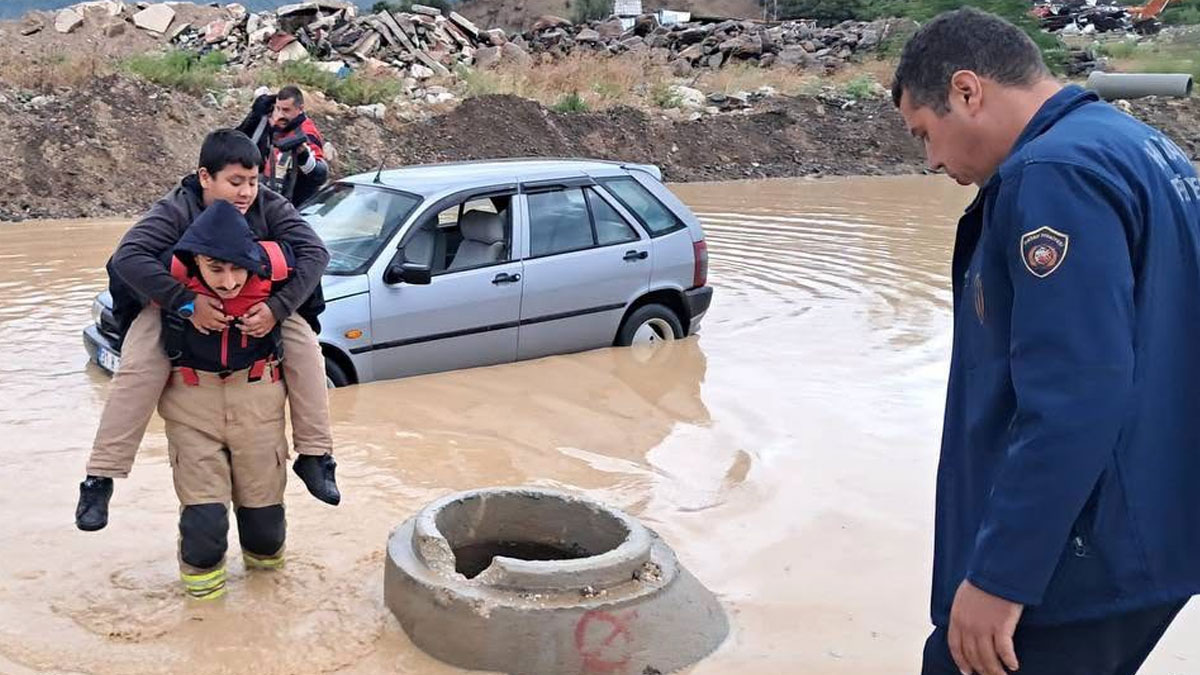 Hatay’da sağanak hayatı felç etti: Öğrencileri itfaiye kurtardı