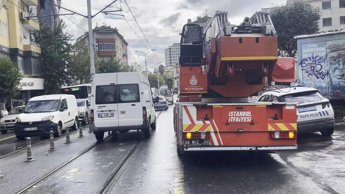 Güngören'de tramvay minibüse çarptı: Yaralılar var