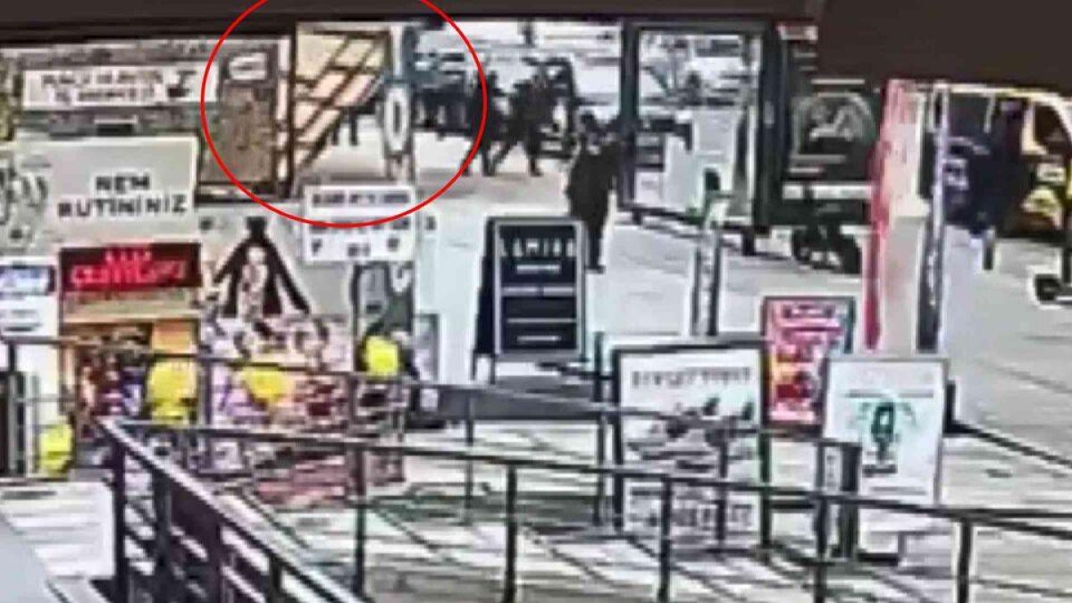 İnşaat kaplaması ikiz kardeşlerin üzerine devrildi