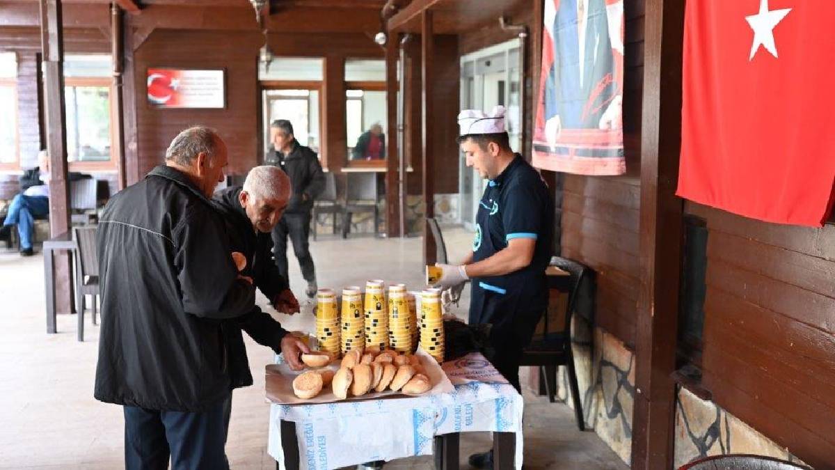 Kdz. Ereğli Belediyesinden iç ısıtan hizmet: Yaşlılar ve Gençler Evi’nde sıcak çorba ikramı başladı