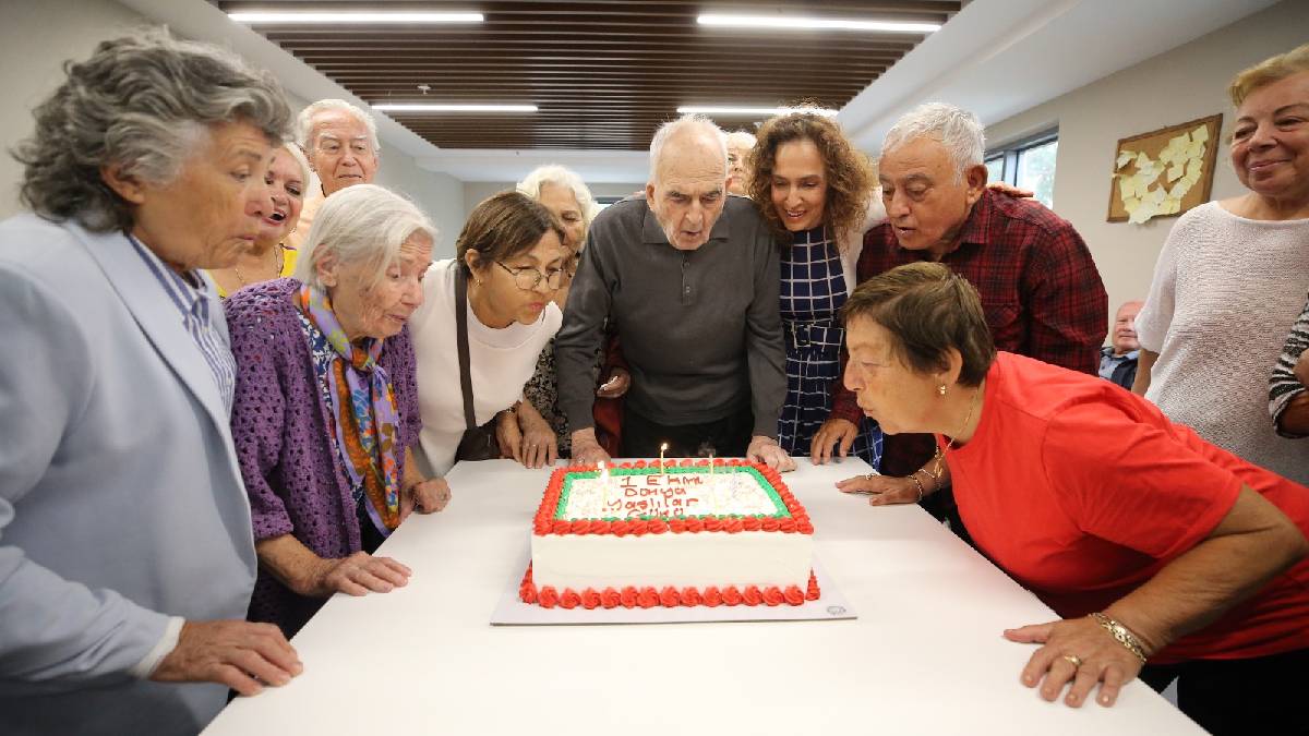 Karşıyaka’da “Dünya Yaşlılar Günü” neşeyle kutlandı