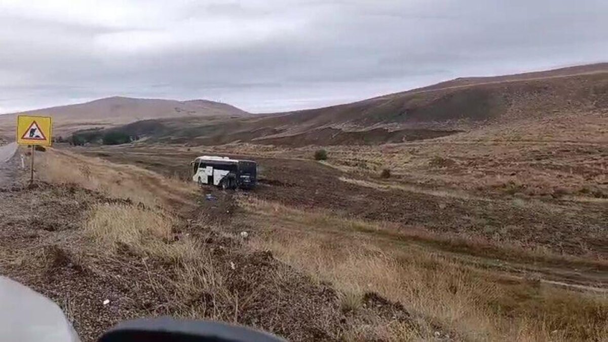 Sivas'ta yolcu otobüsü tarlaya girdi: 2’si çocuk 9 yaralı