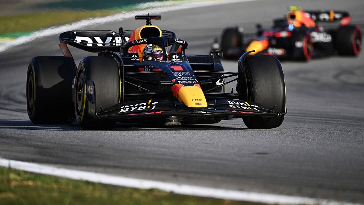 Verstappen pole pozisyonunda