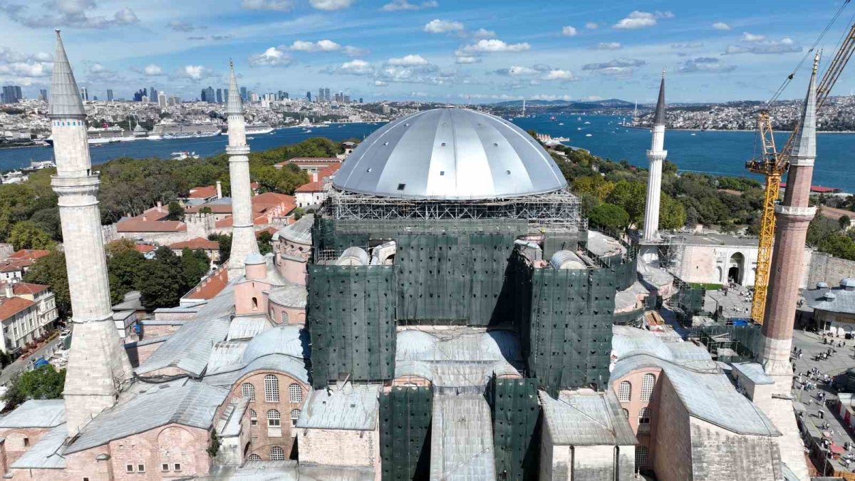 Ayasofya’nın ana kubbesi gri brandayla kaplandı