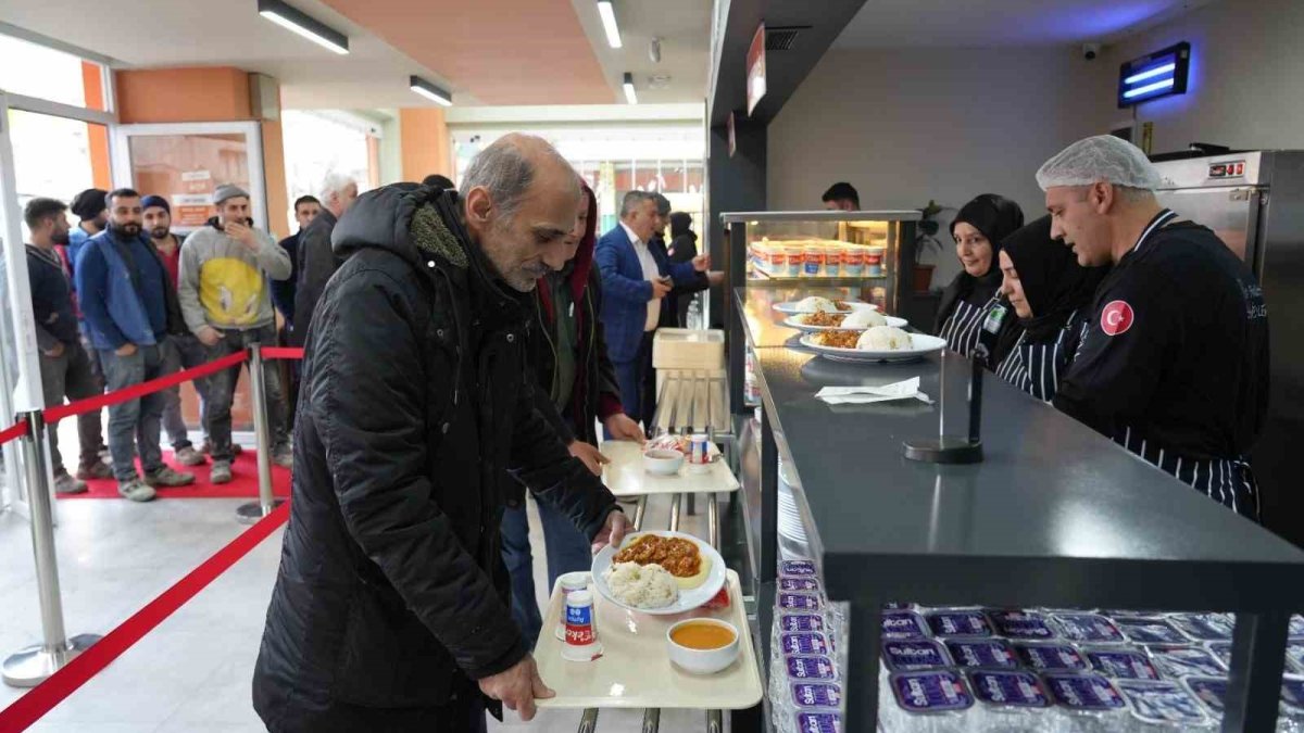 İstanbul'da sosyal belediyecilik rekoru: 10 TL'ye ekmek, 55 TL'ye 3 çeşit yemek