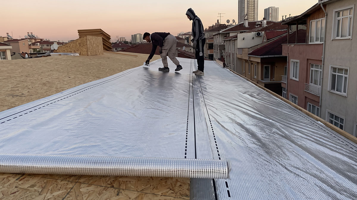 Klimaları tarihe gömecek buluş: Çatılara serilen özel kaplama, yüzey sıcaklığını 12,9 derece düşürüyor