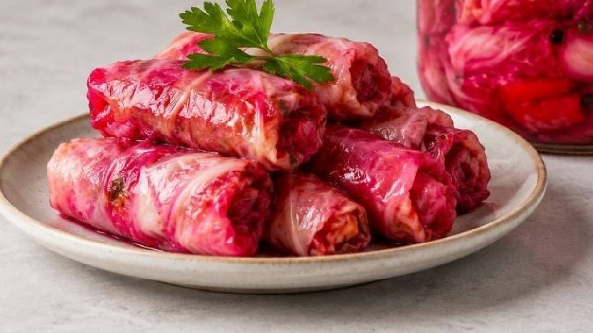 Klasik turşulara fark atan enfes lezzet! Pancarlı lahana sarması turşusu tarifi