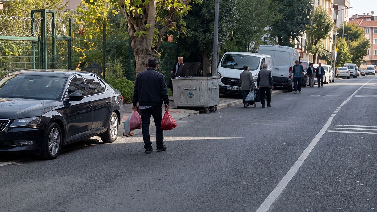Kaldırımlar işgal altında: Yürümek isteyen araç yoluna iniyor