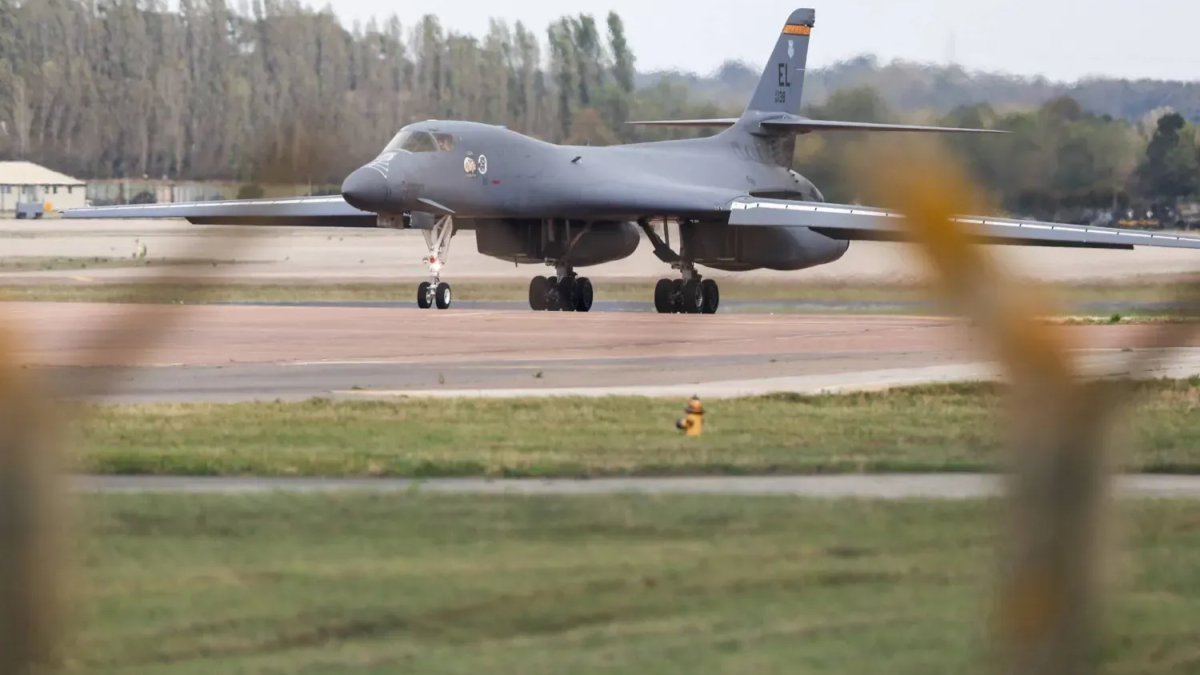 ABD, İngiltere’deki Fairford Üssü’nden bombardıman uçaklarını çekti