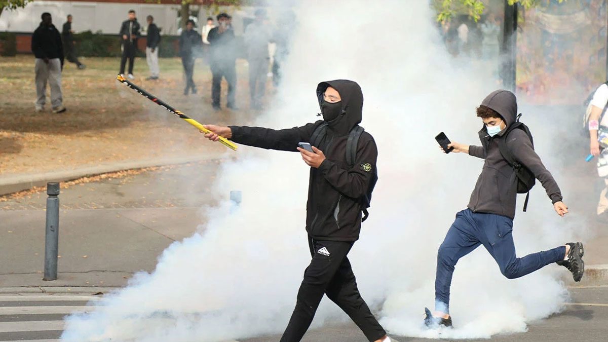 Fransa’da öğrenciler sokakta: 500 lisede eğitime ara verildi