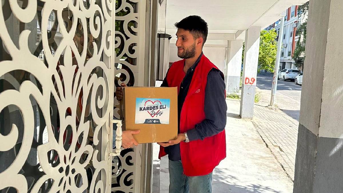 Efeler’de "Kardeşeli" seferberliği: İhtiyaç sahibi ailelere gıda paketi desteği sürüyor