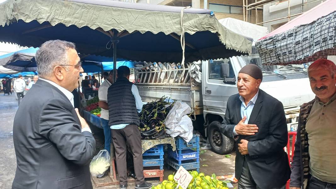 Yeni Partili Tanrıkulu'ndan semt pazarında enflasyon tepkisi: Pazarda yoksulluk, iktidar çevresinde vurgun zenginliği