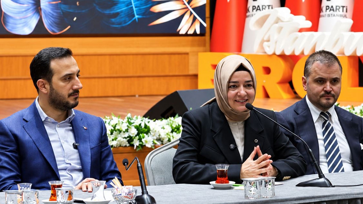 Vurgunun yapıldığı gün aynı masadaydılar: Fatma Betül Sayan Kaya'nın gündem yaratan karesi apar topar silindi