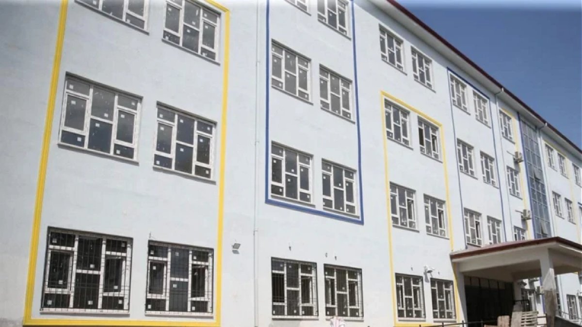 İstanbul Başakşehir'de Ortaokulda Bıçaklı Saldırı: 3 Öğrenci Yaralandı