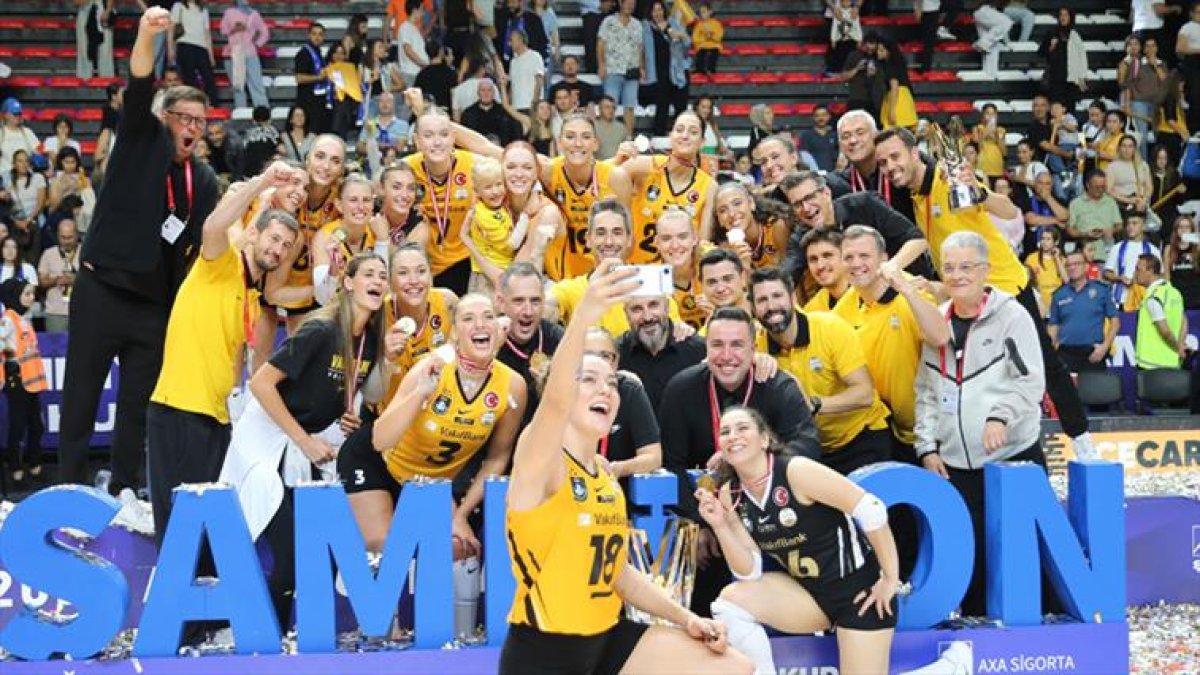 VakıfBank kupayı kazandı