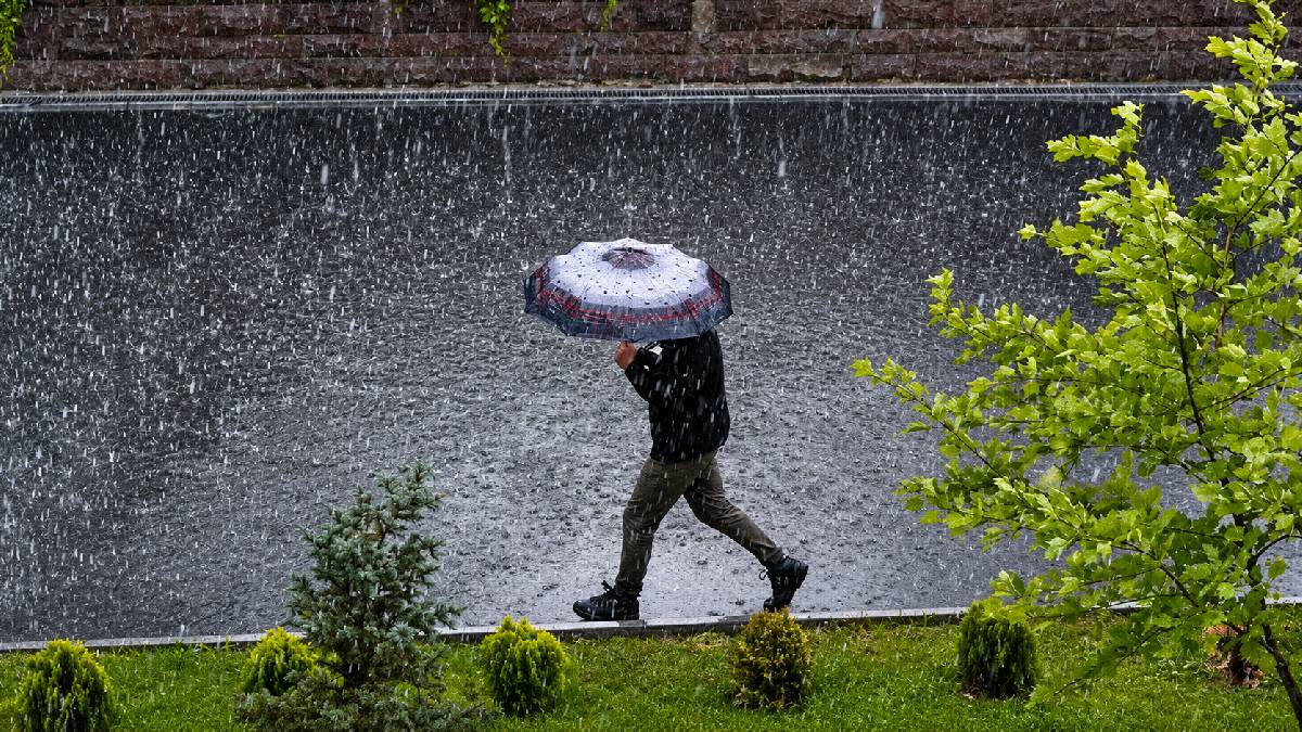 Sıcaklıklar düşüyor, yağış geliyor: Meteoroloji’den birçok bölge için sağanak uyarısı