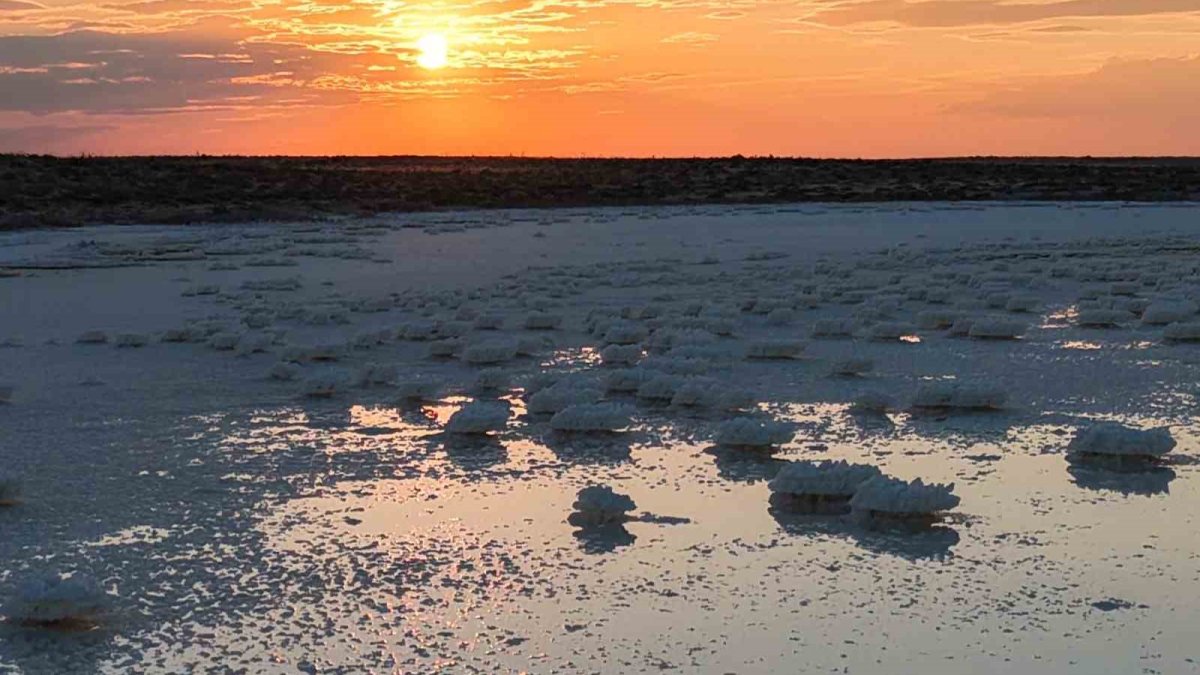 Tuz Gölü’nde sular çekildi, kristaller ortaya çıktı
