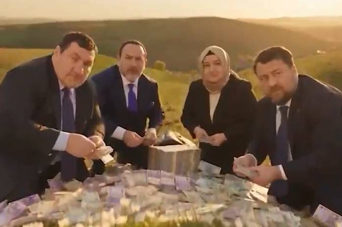 Saadet Partisi’nden AK Parti’nin İzmir videosuna 'sürpriz fonlu' cevap: Çöp dağından para masasına