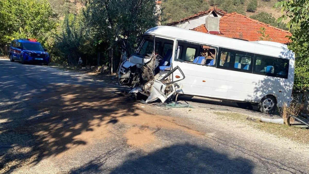 Uşak’ta öğrenci servisi ile kamyon çarpıştı: 5 yaralı